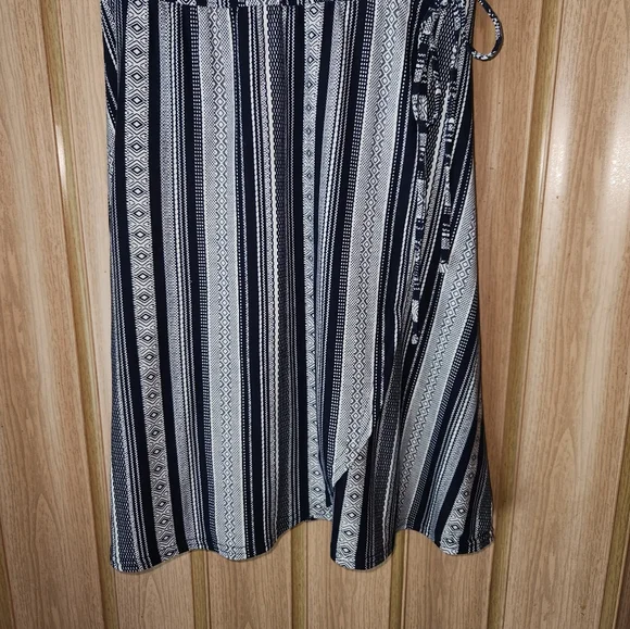 NWT Derek Heart Black and White Faux Wrap Dress Size Medium - Picture 4 of 7